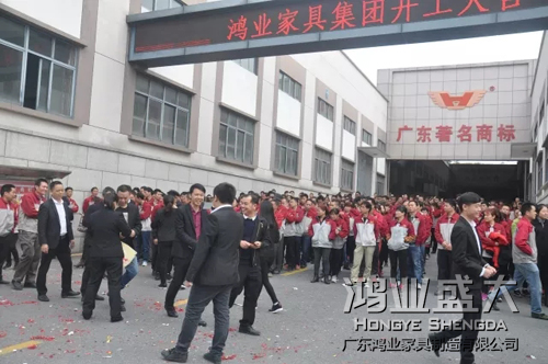 鸿业盛大给每位员工派发红包 鸿业盛大给每位员工派发红包